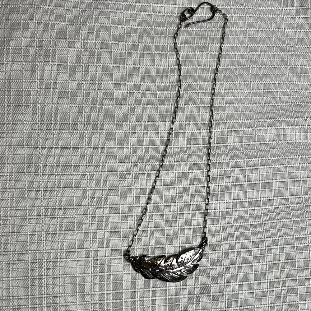 Elegant Silver Feather Pendant Necklace